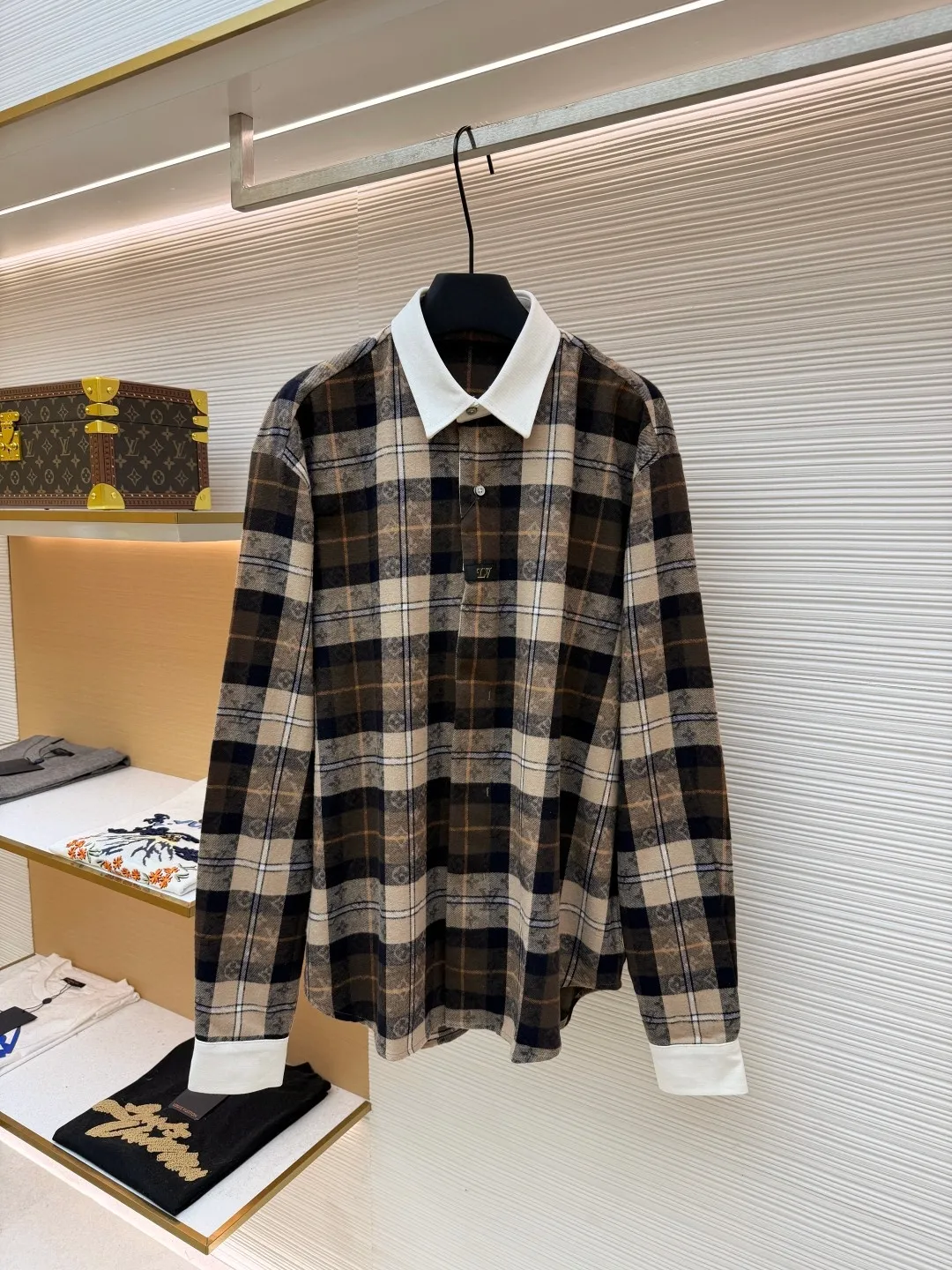 LOUIS VUITTON Contrast color lapel flannel long-sleeved polo shirt ●Original version: Purchased and developed for 13400 ●Item number: 1681490-B25 ●Material: jacquard dark grain cotton fabric ●Technology: jacquard production ●Color: brown ●Version: fitted version ●Weight: about 410 grams ●Size: XS-S-M-L ●Description: This Louis Vuitton plaid shirt is exquisitely crafted. The fabric adopts customized plaid jacquard technology, which combines the brand's classic pattern with plaid elements. It undergoes multiple yarn-dyed processes to ensure that the plaid is full of color and clear in texture. The white splicing part of the collar and cuffs is made of high-count cotton fabric, and has been carefully cut and spliced ​​to have smooth and compliant edges. The brand logo on the body is embroidered with fine embroidery threads and precise positioning, perfectly blending with the plaid fabric. The placket of the shirt uses invisible button technology, and the buttons and fabric are treated with the same color to enhance the overall aesthetics. High-strength silk threads are used in every stitching, and the double-thread stitching process ensures the firmness when worn. Every craft detail demonstrates the brand's pursuit of quality for classic items. The overall wiring is straight and delicate, the fabric is comfortable and soft, and the color is consistent without color difference. It can be matched with the same style to create a fashionable look and control various occasions. Customized accessories, complete with three standards, same style for men and women!